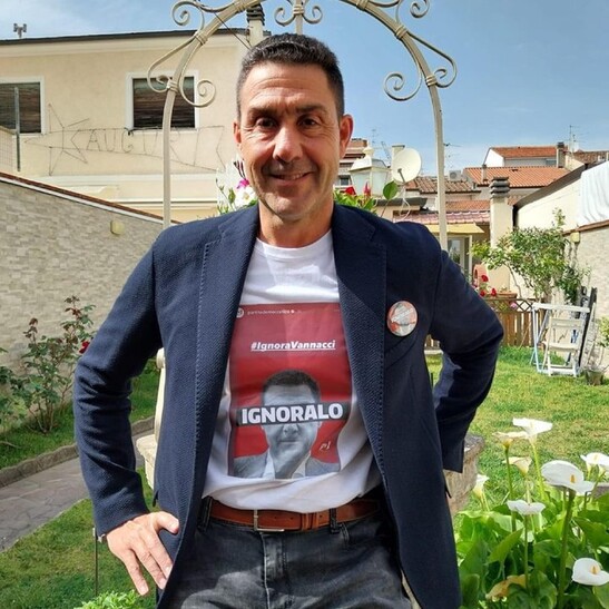 Vannacci replica al Pd, indossa t-shirt con il diktat 'ignoralo'