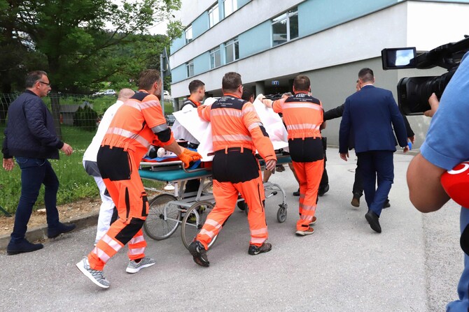 Il premier Fico arrivando in ospedale